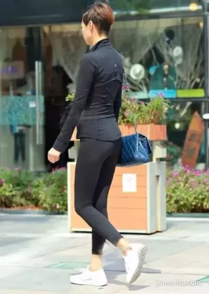 街拍高挑緊身褲完美身材女郎誘人背影