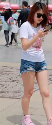 街拍牛仔熱褲雪白如玉豐腴大白腿墨鏡氣質漂亮女郎