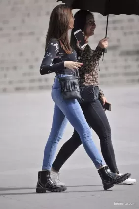 街拍高挑大長腿緊身牛仔褲前凸後翹的時尚女郎