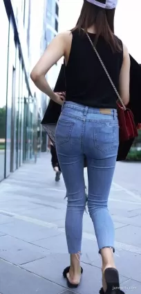 街拍苗條緊身牛仔褲渾圓挺翹修長雙腿氣質漂亮妹紙