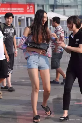 街拍好身材高挑玉潤大長腿熱褲氣質漂亮美女