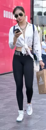 街拍高挑緊身褲渾圓挺翹修長雙腿露臍裝小蠻腰氣質女郎