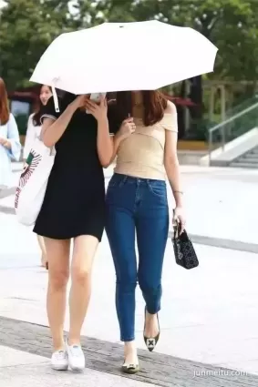 街拍牛仔緊身褲美好身材時尚女郎