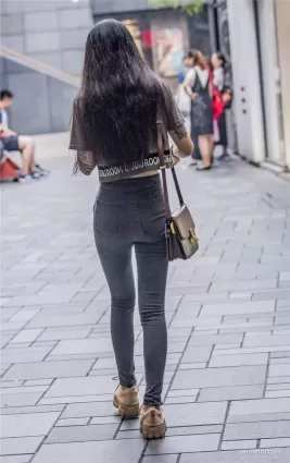 街拍短杉露臍裝緊身牛仔褲盡顯姑娘身材渾圓曲線美
