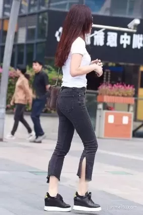 街拍緊身牛仔褲前凸後翹氣質漂亮墨鏡女郎