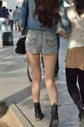 街拍牛仔熱褲高挑白皙大長腿氣質漂亮女郎