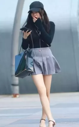 街拍超短百褶裙白皙玉腿苗條高挑時尚妹紙