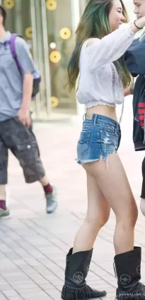 街拍超短牛仔熱褲白皙豐腴大長腿氣質美女