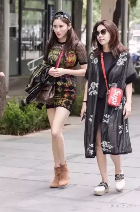 街拍高挑完美身材時尚美女大長腿白皙如玉