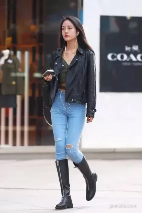 街拍緊身破洞牛仔褲長筒靴大長腿露臍裝氣質女郎