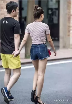 街拍牛仔熱褲白皙大長腿時尚豐腴女郎背影