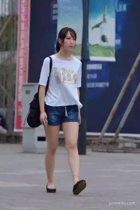 街拍高挑牛仔熱褲鄰家漂亮女郎