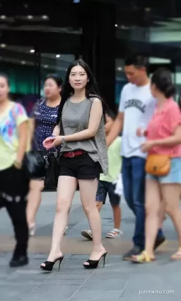 街拍黑色短褲大白腿漂亮時尚女郎