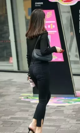 街拍氣質漂亮短裙黑色緊身褲時尚女郎