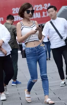 街拍 | 戴墨鏡的破洞牛仔短發性感美女