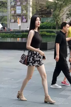 街拍高挑短裙白皙大長腿氣質時尚女郎