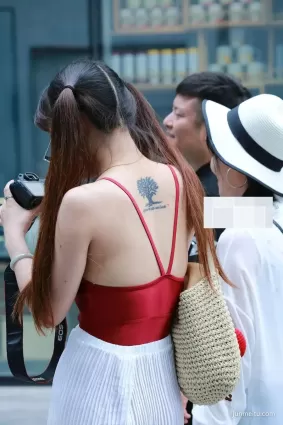 街拍被白皙妹紙背上的樹深深吸引了