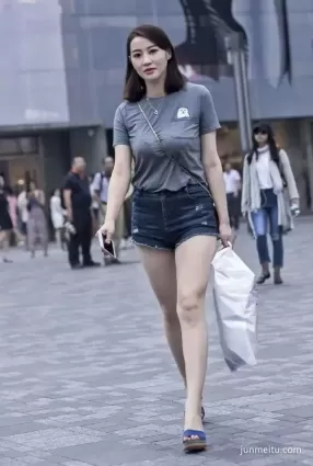 街拍妖娆的少婦,美臀美腿太猛了!