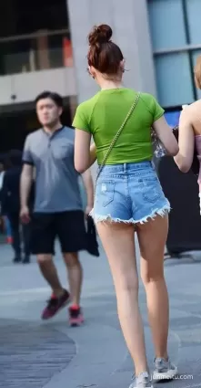 街拍美女 | 牛仔熱褲美腿妹紙清新靓麗