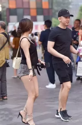 街拍牛仔熱褲修長豐盈雙腿成熟美婦