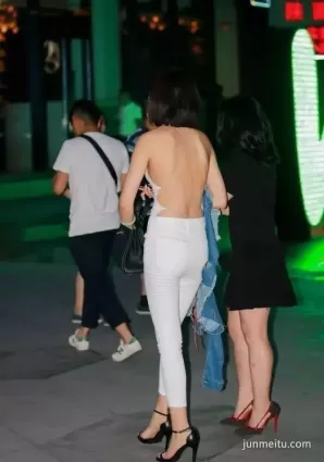 街拍時尚 | 白色露背裝修身長褲路美背