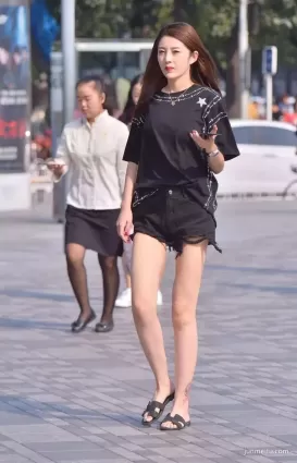街拍高挑苗條白皙大長腿短褲氣質妹紙