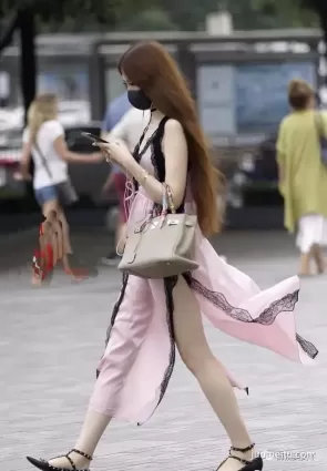 街拍  睡衣風的長發美女