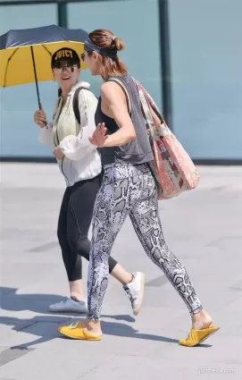 街拍個性緊身褲豐腴修長雙腿渾圓挺翹氣質墨鏡女郎