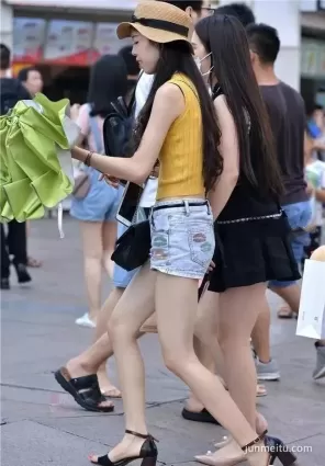 街拍牛仔熱褲高挑腿美時尚女子