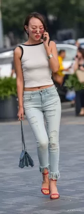 街拍高挑緊身破洞牛仔褲渾圓挺翹修長雙腿小蠻腰氣質女郎