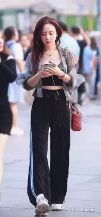 街拍薄紗衣吊帶美女