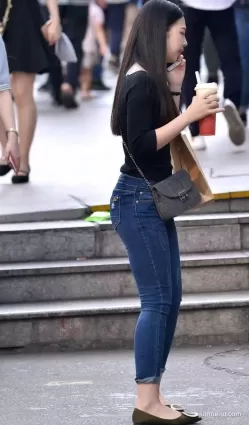 街拍豐腴藍色牛仔褲妹子
