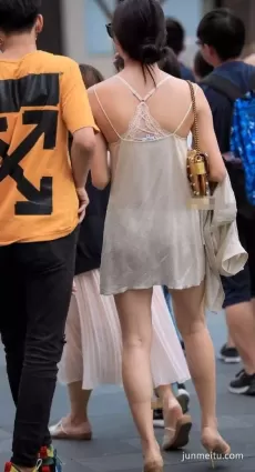 街拍清涼的吊帶薄紗短裙