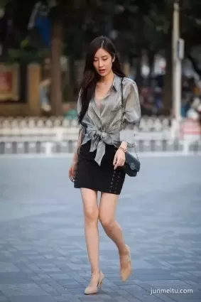 街拍氣質高雅身材高挑的包臀短裙時尚女郎