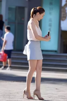 街拍白皙豐腴氣質脫俗靓麗美婦