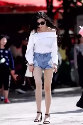 街拍牛仔熱褲高挑大白腿氣質漂亮墨鏡美女