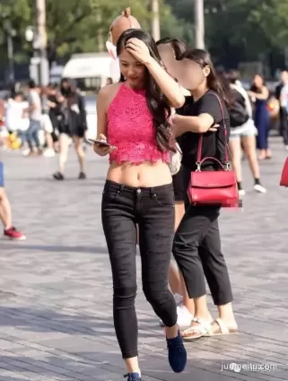 街拍馬甲線美女，身材好的不行