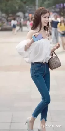 街拍高挑緊身牛仔褲挺翹白皙氣質漂亮妹紙