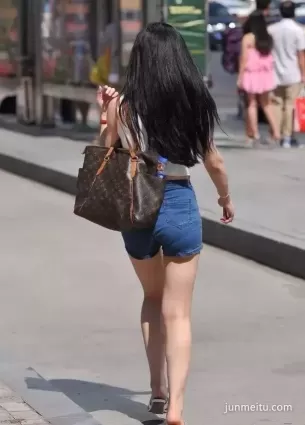街拍豐腴大白腿高腰牛仔短褲墨鏡女郎