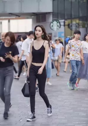 街拍高挑苗條緊身褲氣質白皙時尚女郎