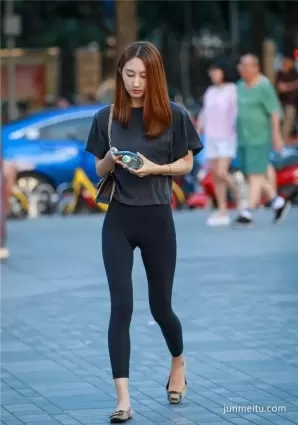 街拍緊身褲 | 苗條身材美女修長大長腿氣質靓麗