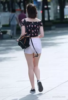 街拍露臍裝熱褲修長大白腿氣質墨鏡女郎