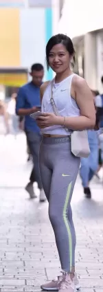 街拍緊身褲美女