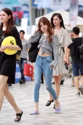 街拍破洞牛仔褲露出小蠻腰漂亮苗條性感美女