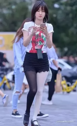 街拍高挑熱褲苗條修長雙腿黑白絲渾圓挺翹精緻面孔女郎