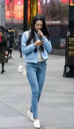 街拍牛仔褲修長雙腿的氣質清新長發妹紙