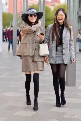 街拍兩個笑容燦爛的時尚黑色絲襪眼鏡美女