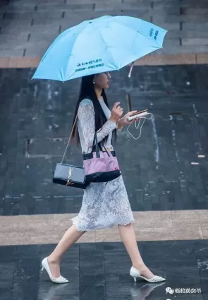 街拍 雨天獨自在街上行走的性感女神！