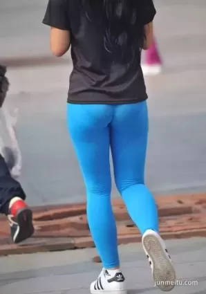街拍瑜伽緊身褲豐腴漂亮年輕女郎