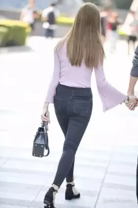 街拍黑色緊身牛仔褲身材很好的年輕女郎
